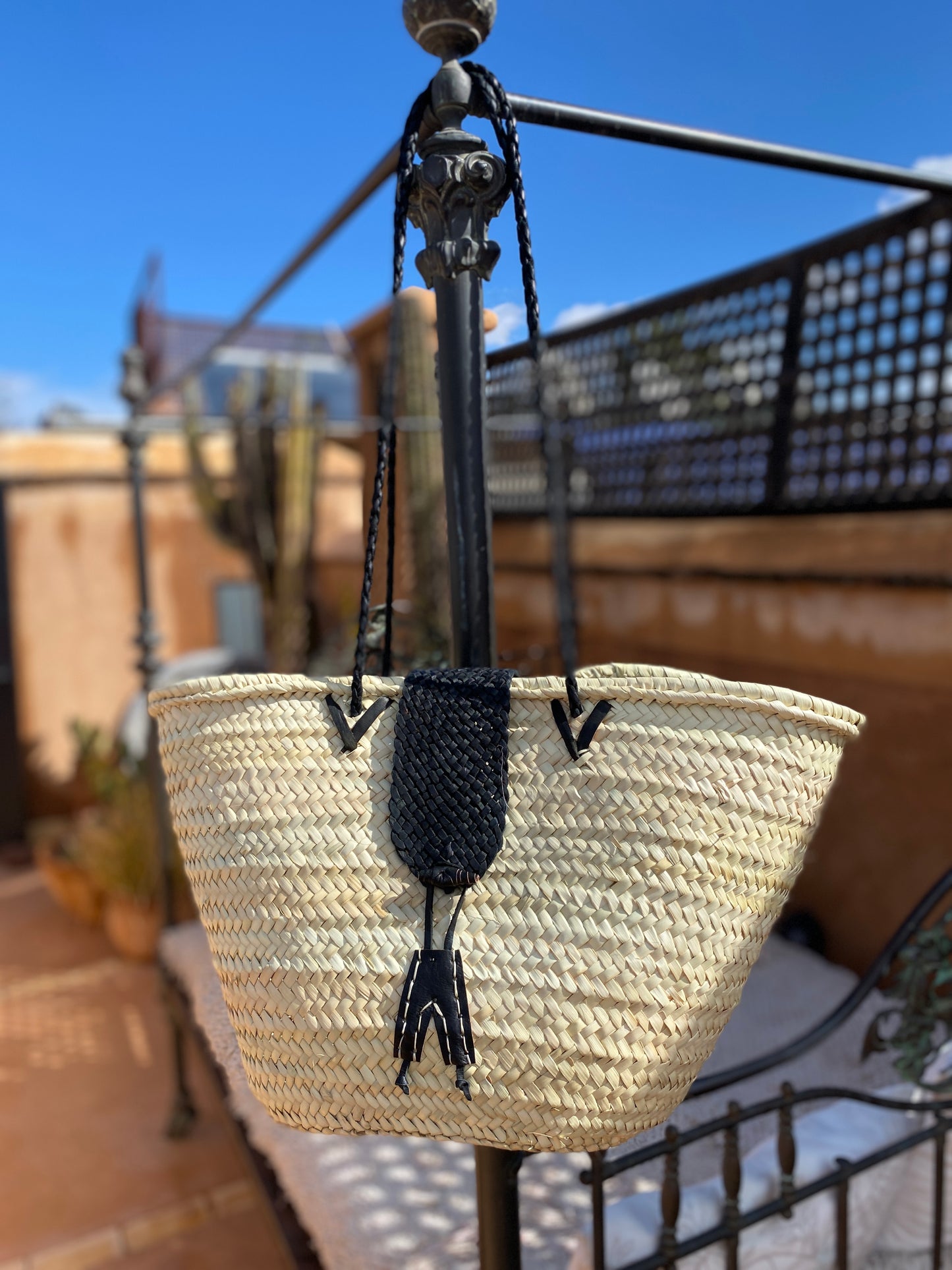 Panier avec rabat en cuir tressé