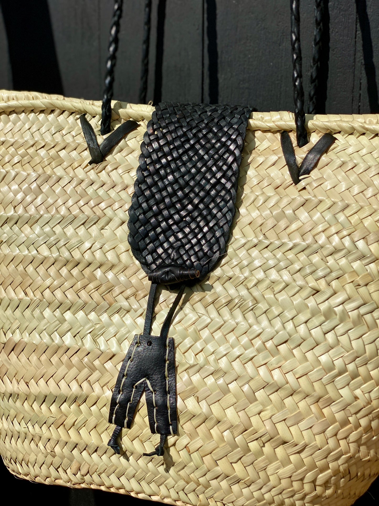 Panier avec rabat en cuir tressé