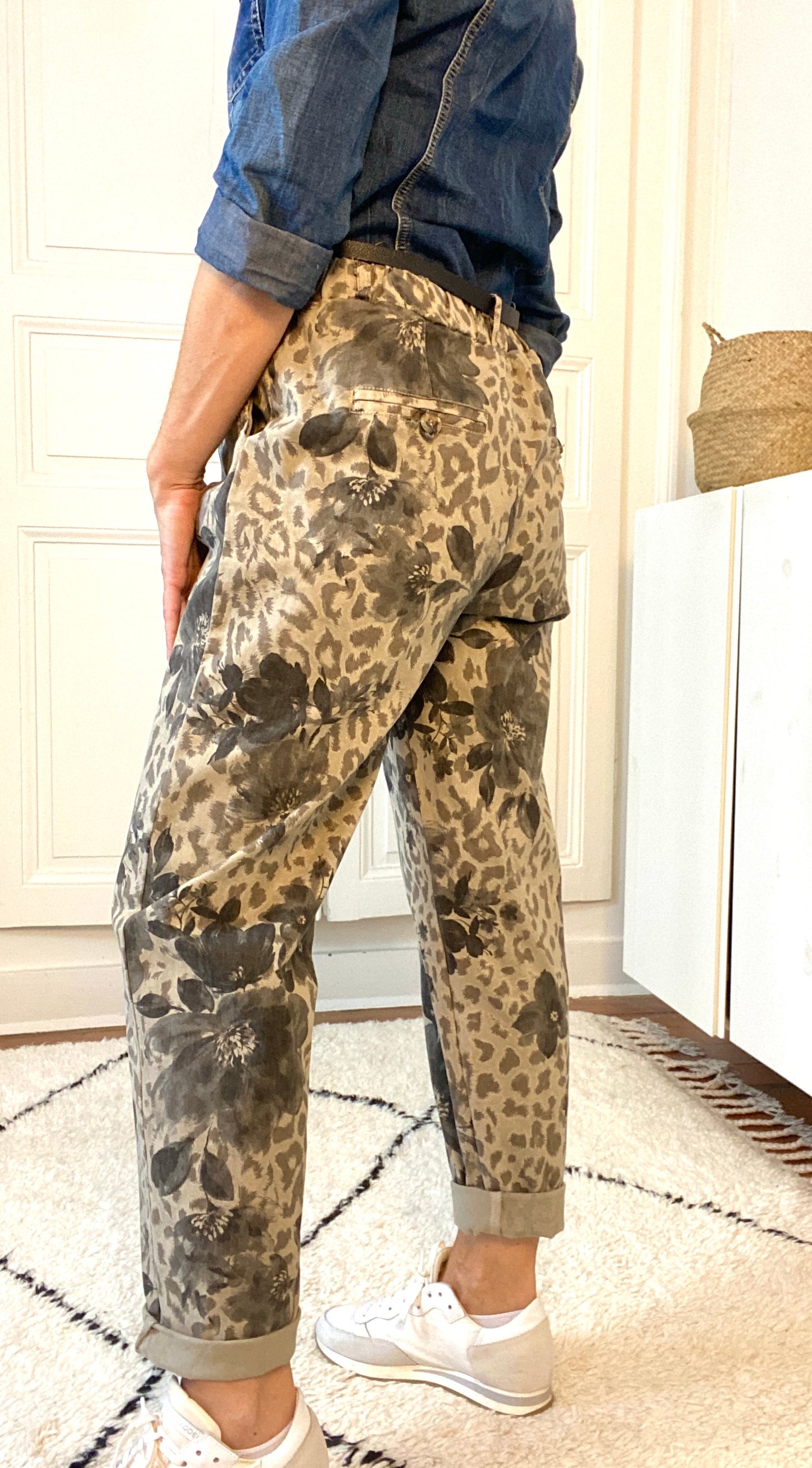 Pantalon beige à motifs