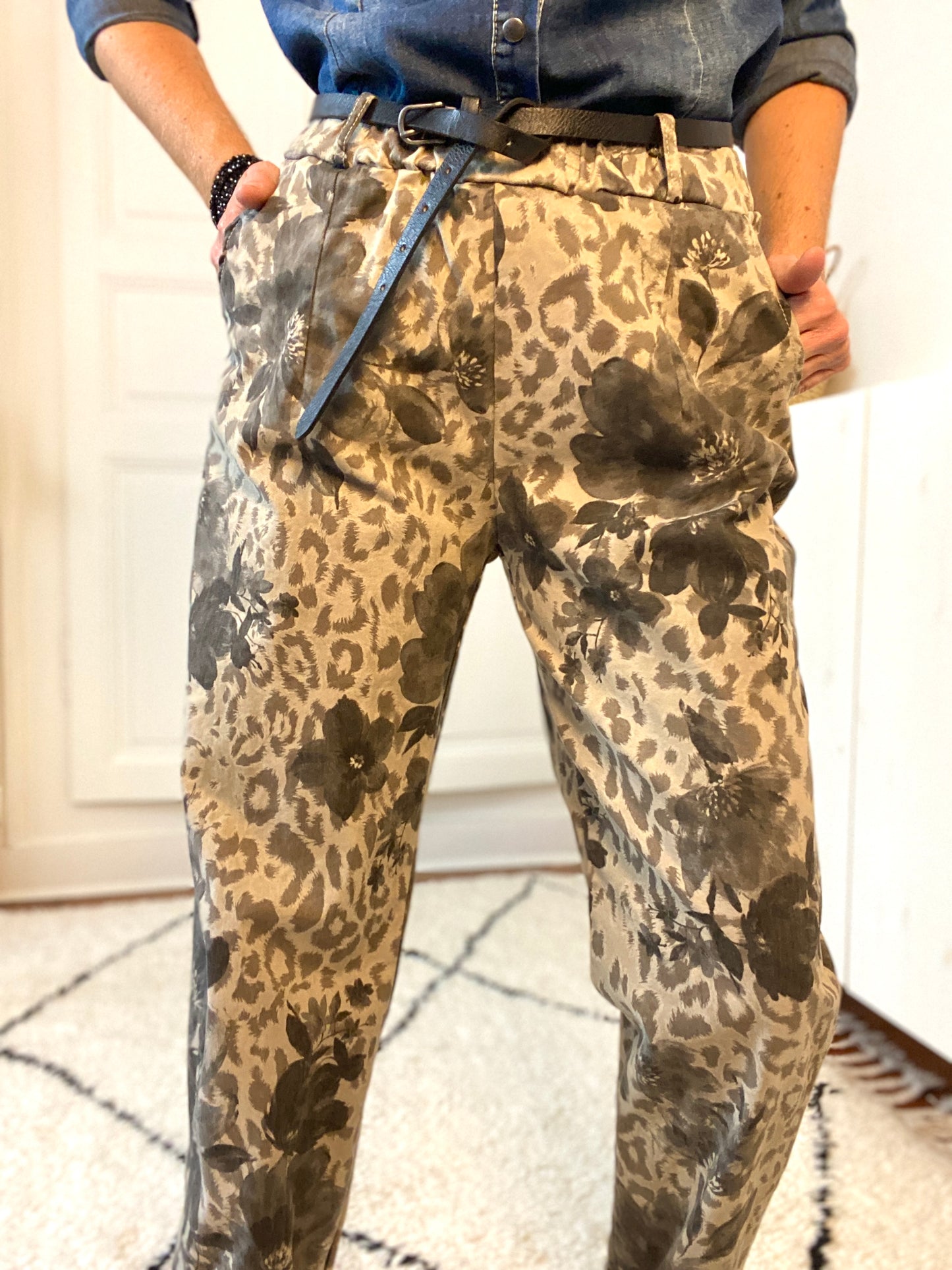 Pantalon beige à motifs