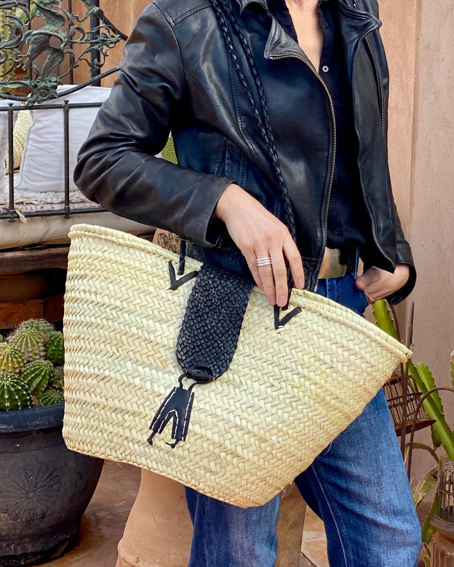 Panier avec rabat en cuir tressé