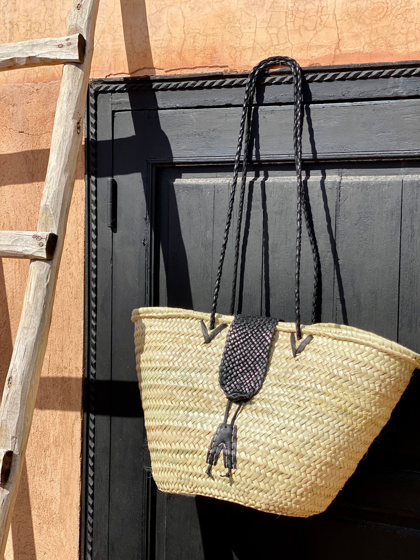 Panier avec rabat en cuir tressé